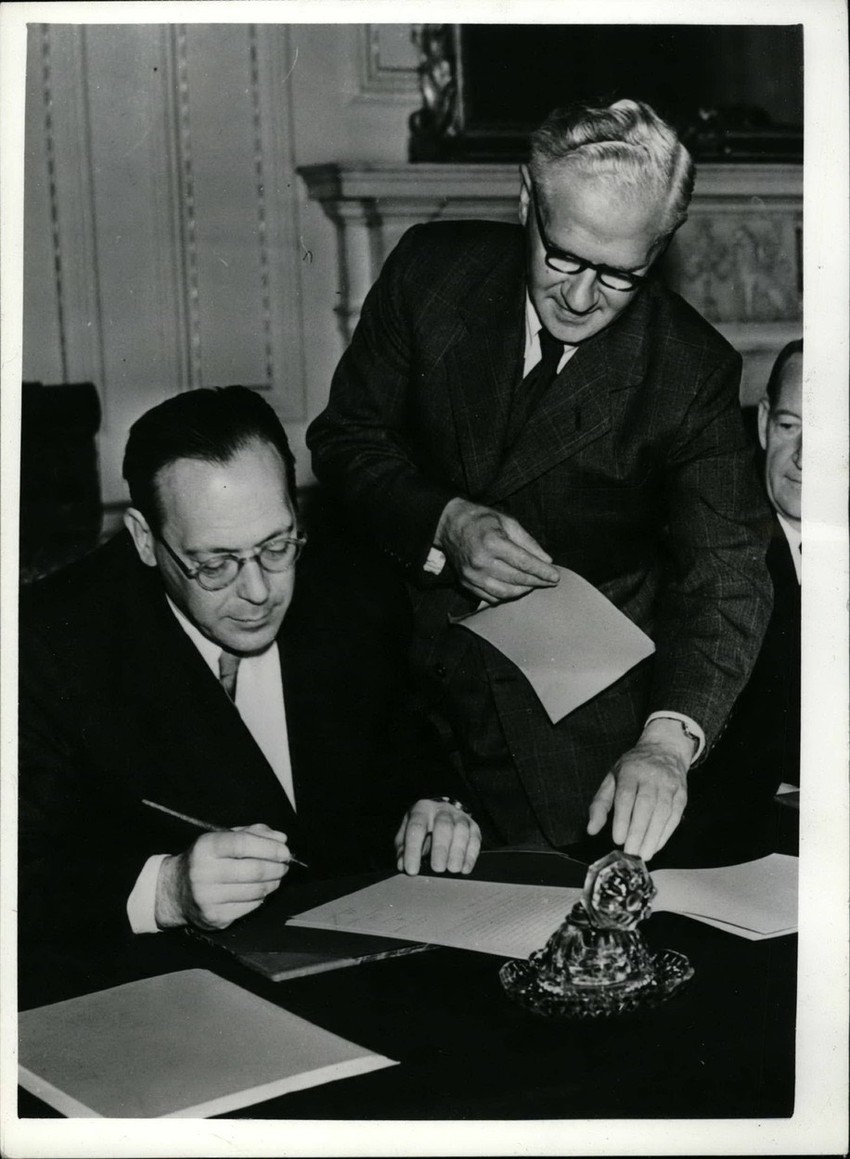 Sporazum o podeli Trsta na zone A i B potpisali su italijanski i jugoslovenski ambasador 10. oktobra 1954.