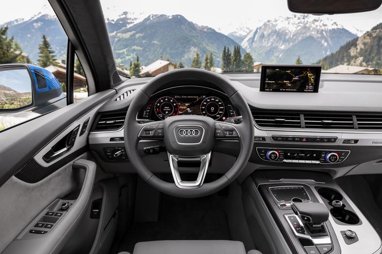 Luksusowa, lekka w formie deska rozdzielcza jest perfekcyjnie wykonana. Zamiast klasycznych zegarów można zamówić Audi Virtual Cockpit. System MMI z centralnym ekranem jest seryjny