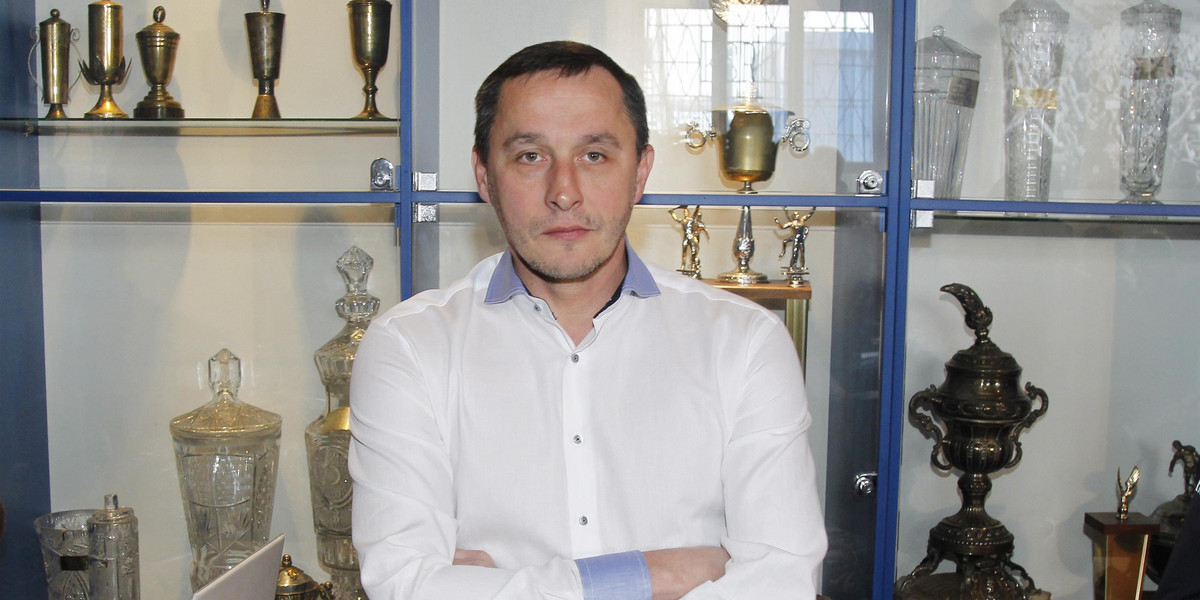 Były świetny napastnik Ruchu Chorzów Mariusz Śrutwa twierdzi, że najważniejszym zadaniem nowego trenera kadry jest zaprowadzenie porządku w skonfliktowanej reprezentacji.