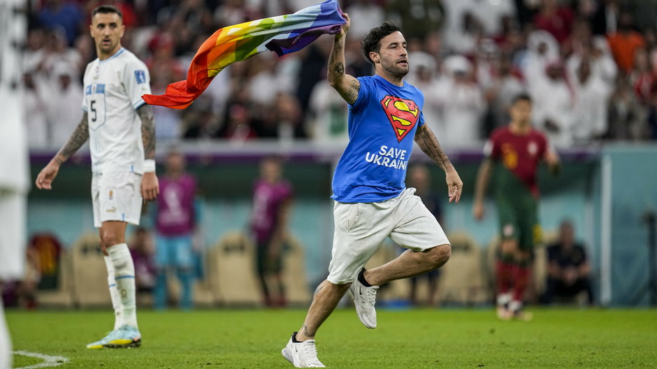 Podczas mundialu w Katarze na murawę boiska wbiegł kibic z flagą LGBT+ w rękach 
