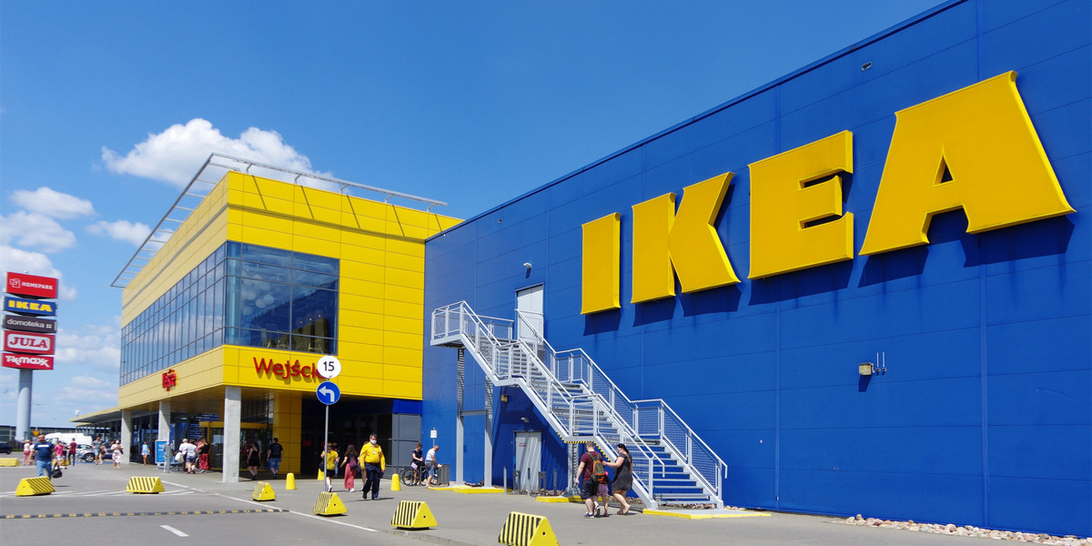 Organizator wydarzenia, w ramach którego klienci w piątek wieczorem chcą pojechać do Ikei i robić zakupy bez masek instruuje zainteresowanych, że jeśli Ikea grupy nie wpuści, to "możemy złożyć pozew zbiorowy". 