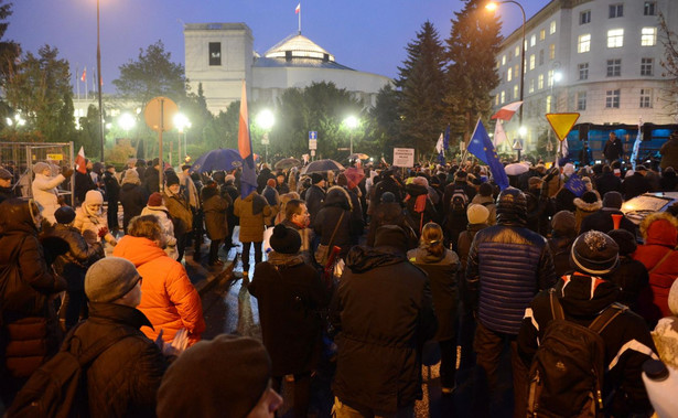 Naruszenie miru, utrudnienie wykonywania czynności... Interwencja policji przed Sejmem