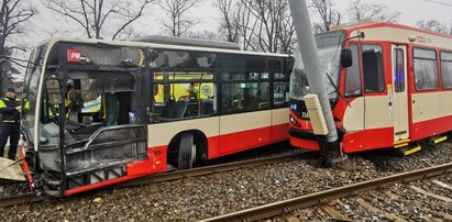 Zderzenie autobusu miejskiego z tramwajem w Gdańsku. 13 osób poszkodowanych