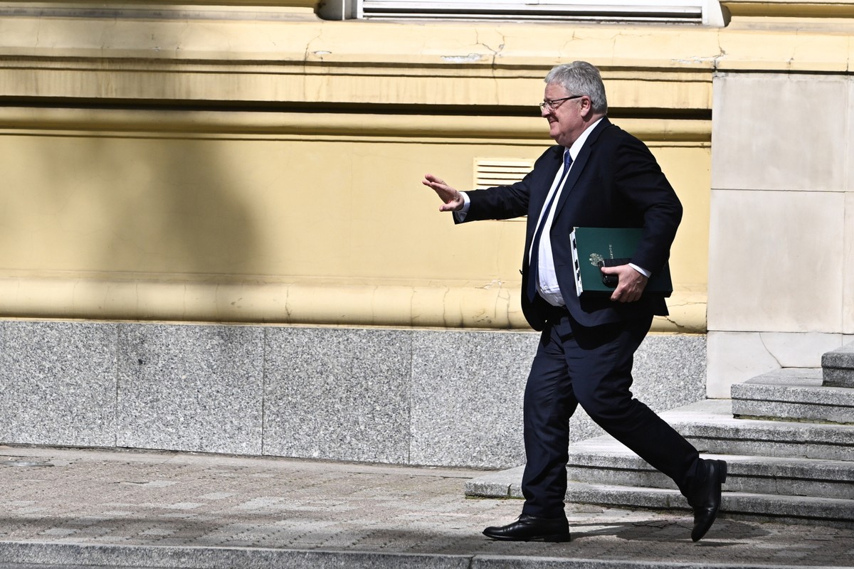 Minister rolnictwa Czesław Siekierski wychodzi z KPRM w Warszawie