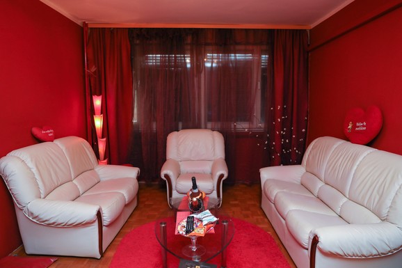 "STAN SAM DOBILA OD DEDE" Pogledajte gde živi Maja Marinković! Crveni zidovi vrište, a tek da vidite spavaću sobu: Zavirite u intimu poznate srpske starlete