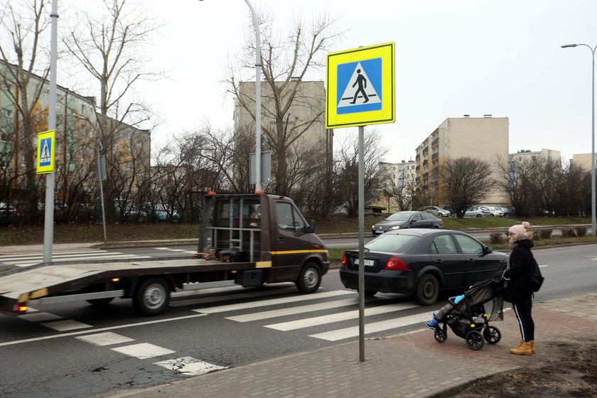 Przejście dla pieszych przy skrzyżowaniu ul. Płka. Dąbka i Staniewicza na Pogórzu w Gdyni. To miejsce jest bardzo niebezpieczne