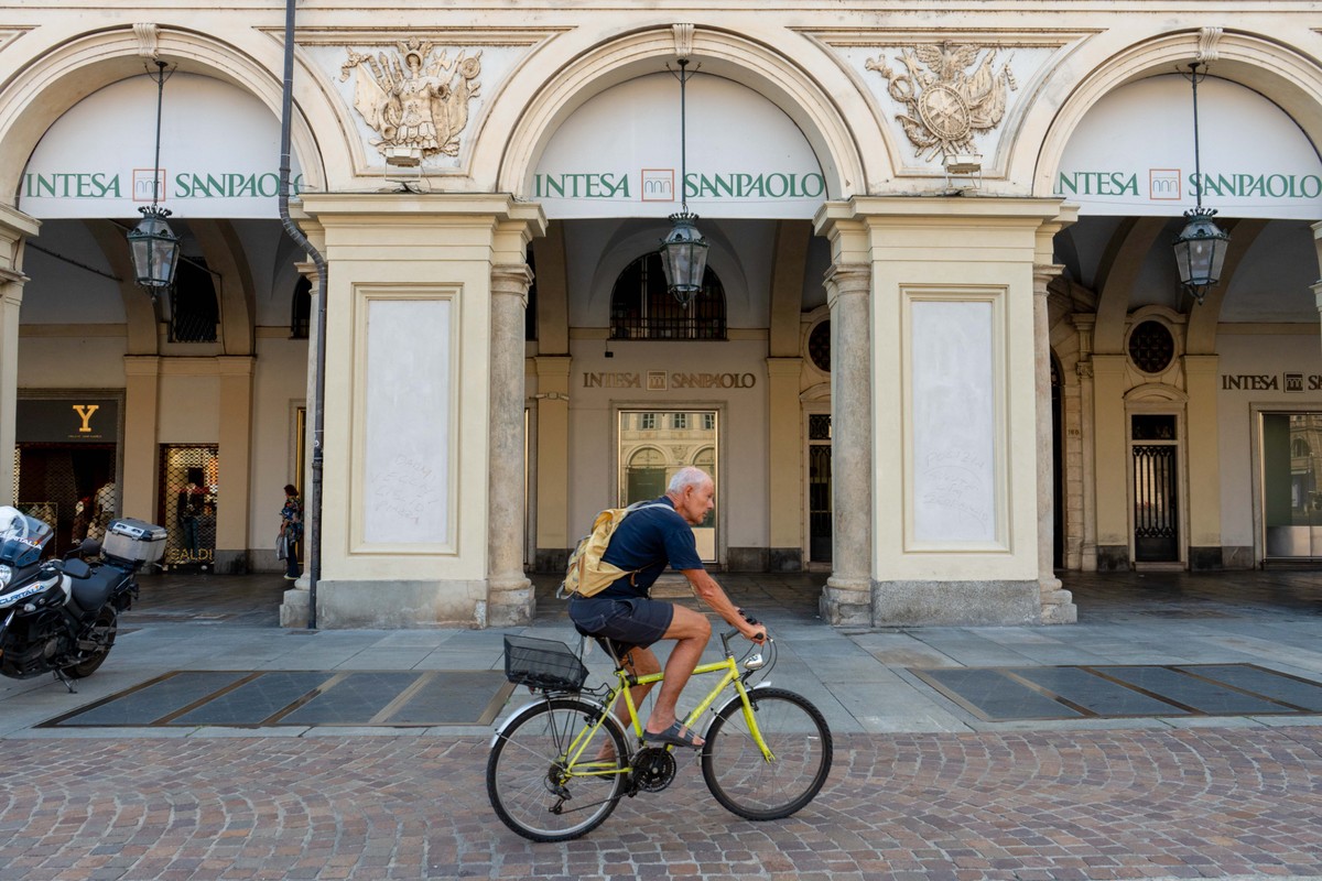 Zarobili, a teraz muszą oddać. Już wiadomo, kto sfinansuje włoskie obietnice wyborcze. Za zdj. placówka banku Intesa Sanpaolo SpA, Turyn, Włochy