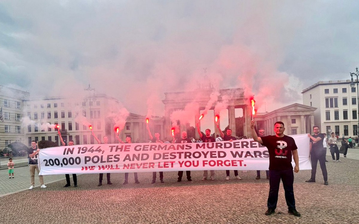 Mentzen z transparentem przed Bramą Brandenburską. Tak uczcił rocznicę Powstania. Ostra reakcja sieci