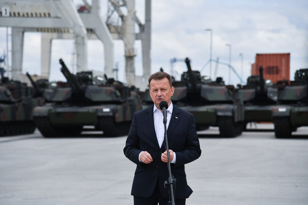 Szczecin, 28.06.2023. Minister obrony narodowej Mariusz Błaszczak podczas przekazania pierwszej partii czołgów M1A1 Abrams żołnierzom Wojska Polskiego