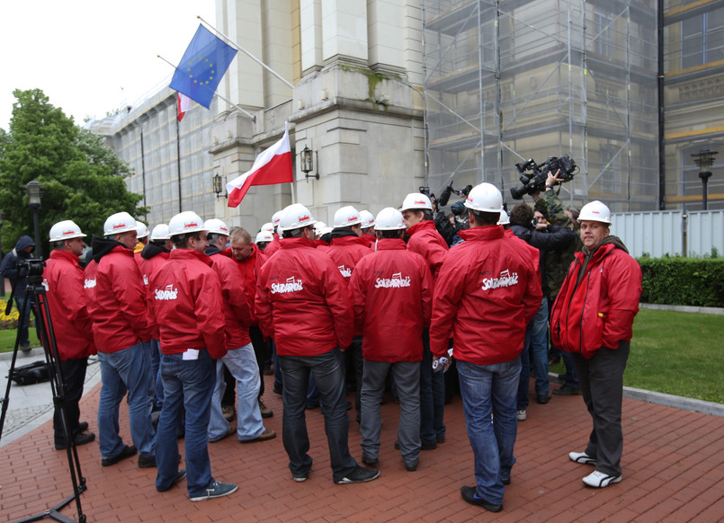 Związkowcy po spotkaniu przedstawicieli górniczych związków zawodowych z premierem. Fot. PAP/Rafał Guz