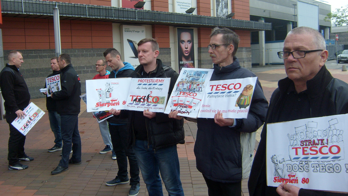 Kilkanaście osób protestowało dziś w Katowicach w imieniu pracowników sieci Tesco, którzy domagają się podwyżek. - 50 zł brutto, które nam zaproponowano, to jest kpina. Domagamy się realnego wzrostu wynagrodzenia - oburzają się związkowcy. To pierwszy z zapowiadanej serii protestów w całym kraju. Akcję organizuje "Sierpień 80" przy udziale trzech innych związków zawodowych działających w sieci.