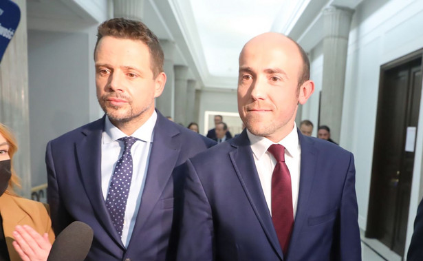 Warszawa, 15.05.2020. Prezydent Warszawy, nowy kandydat PO na prezydenta Polski Rafał Trzaskowski (L), przewodniczący PO Borys Budka (C) oraz poseł Parlamentu Europejskiego Radosław Sikorski (P) przed rozpoczęciem konferencji prasowej, 15 bm. w Sejmie w Warszawie. Zakończyło się posiedzenie zarządu Platformy Obywatelskiej, podczas którego władze wybrały nowego kandydata ugrupowania na prezydenta RP. Rano 15 bm. Małgorzata Kidawa-Błońska oficjalnie zrezygnowała z kandydowania. (amb) PAP/Tomasz Gzell