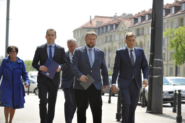 Posłowie Platformy Obywatelskiej: Joanna Kluzik-Rostkowska, Cezary Tomczyk, Cezary Grabarczyk, Marcin Kierwiński oraz Mariusz Witczak w drodze do siedziby Ministerstwa Obrony Narodowej przy al. Niepodległości w Warszawie