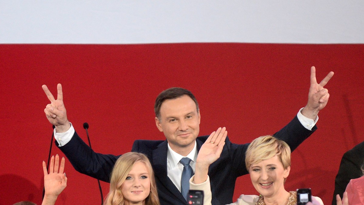 Polska po wyborach prezydenckich jest jeszcze bardziej podzielona niż dotąd - ocenia w poniedziałek "Corriere della Sera". Według dziennika do porażki Bronisława Komorowskiego i PO przyczyniło się odejście "charyzmatycznego" Donalda Tuska z krajowej sceny.