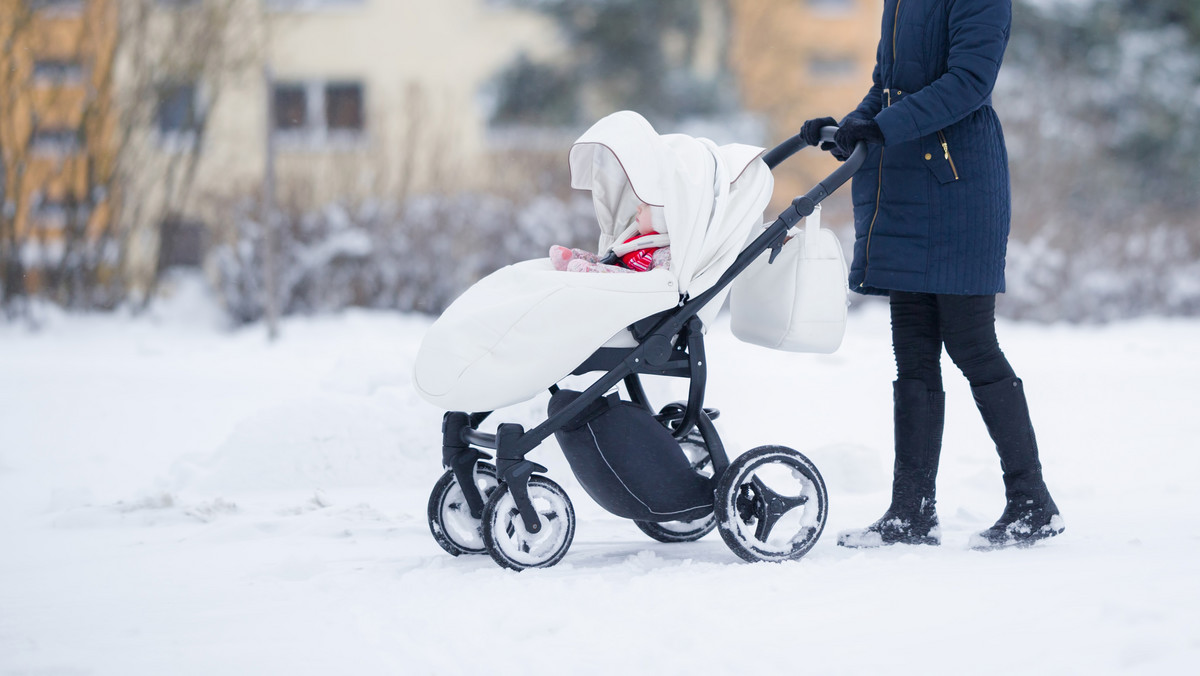 Zimowe spacery z dziećmi. Ekspertka uczula, o czym należy pamiętać