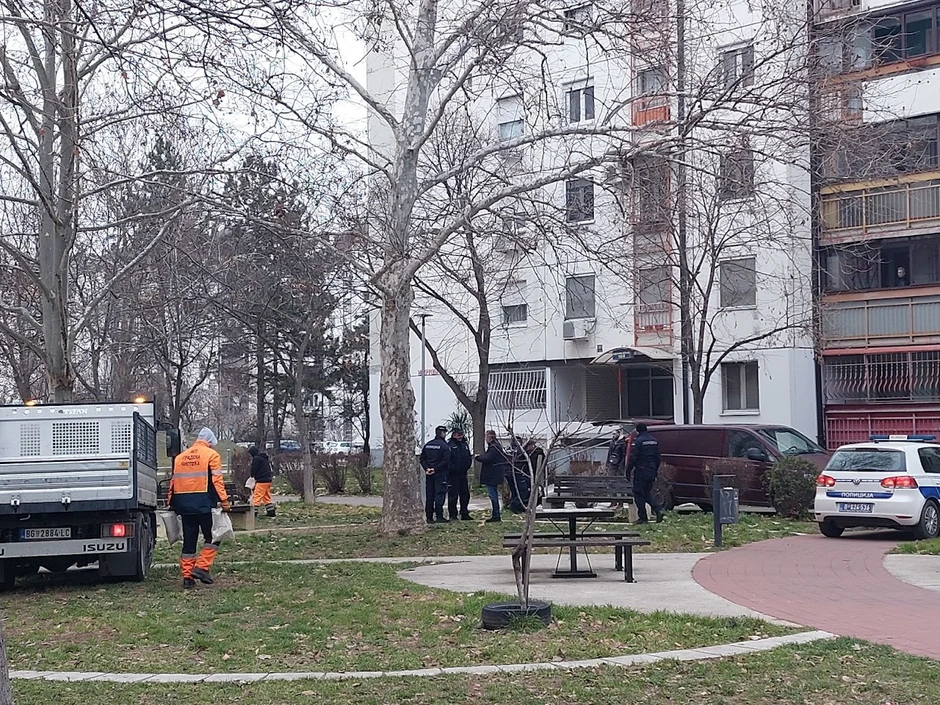 Policajci odnose telo nakon uviđaja