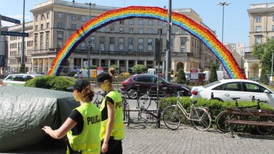 Próbował podpalić tęczę na pl. Zbawiciela. Zatrzymała go policja