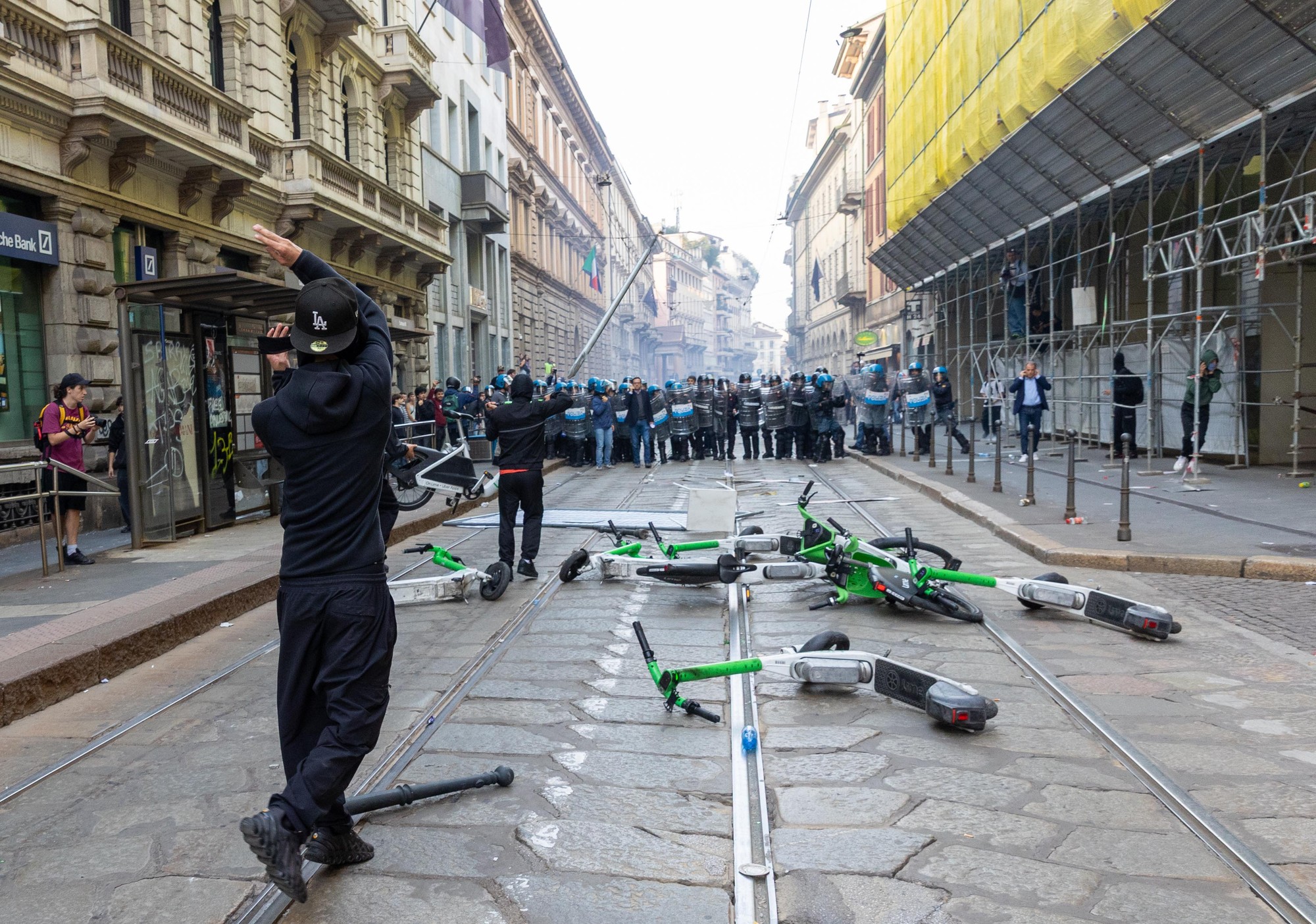 Záber zo sobotného protestu v Miláne. 