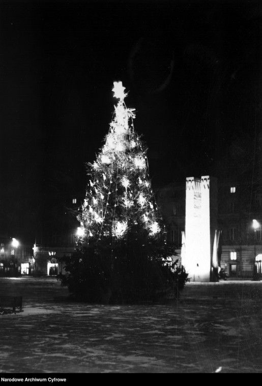 Oświetlona choinka na pl. Piłsudskiego w Warszawie w 1938 r.