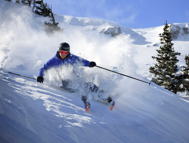 Obowiązek jazdy w kasku do 16. roku życia i kary dla narciarzy i snowboardzistów jeżdżących pod wpływem alkoholu lub narkotyków - przewiduje ustawa o bezpieczeństwie i ratownictwie w górach i na zorganizowanych terenach narciarskich