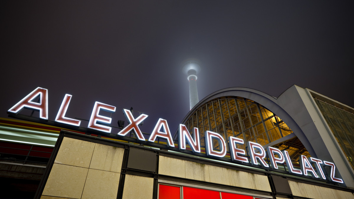 Współczesną wizytówką Alexanderplatz są tabuny narkomanów i bezdomnych. W nocnych klubach trwają ostre imprezy, alkohol leje się strumieniami, a w powietrzu unosi się swąd przypalonego tłuszczu. Niedawno w centrum Berlina skatowano na śmierć młodego chłopaka, bo znalazł się w niewłaściwym miejscu w niewłaściwym czasie.