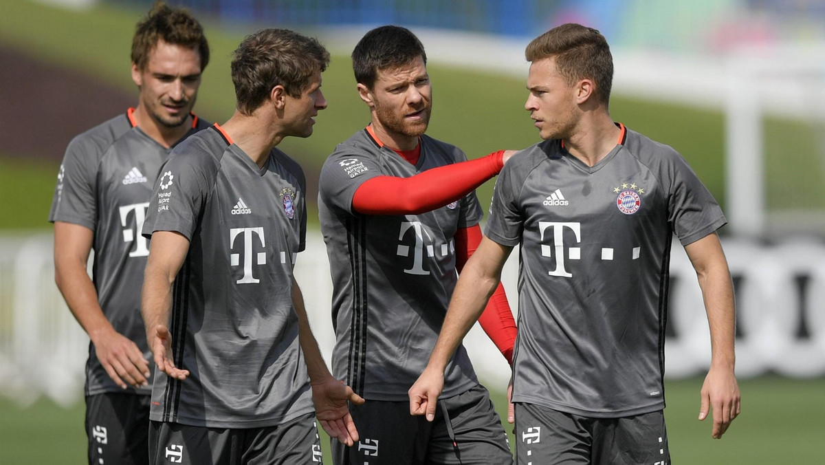 Pomocnik Joshua Kimmich to już trzeci piłkarz Bayernu Monachium, który został wyeliminowany z sobotniego meczu Bundesligi przeciwko Schalke Gelsenkirchen. Wiadomość potwierdził w piątek trener mistrzów Niemiec Carlo Ancelotti.