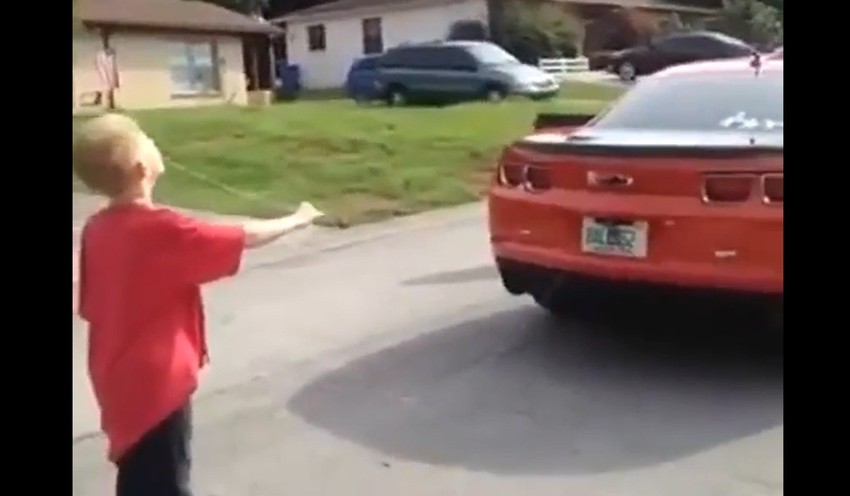 Ovaj dečak potpuno veruje svom ocu Svi su čuli za vađenje zuba vezanjem za kvaku, ali jedan otac je otišao korak dalje – odlučio je da sinu izvadi zub Ševrolet kamarom.