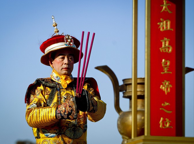 Aktor przebrany w tradycyjny cesarski kostium bierze udział w uroczystościach w Świątyni Ziemi w Pekinie