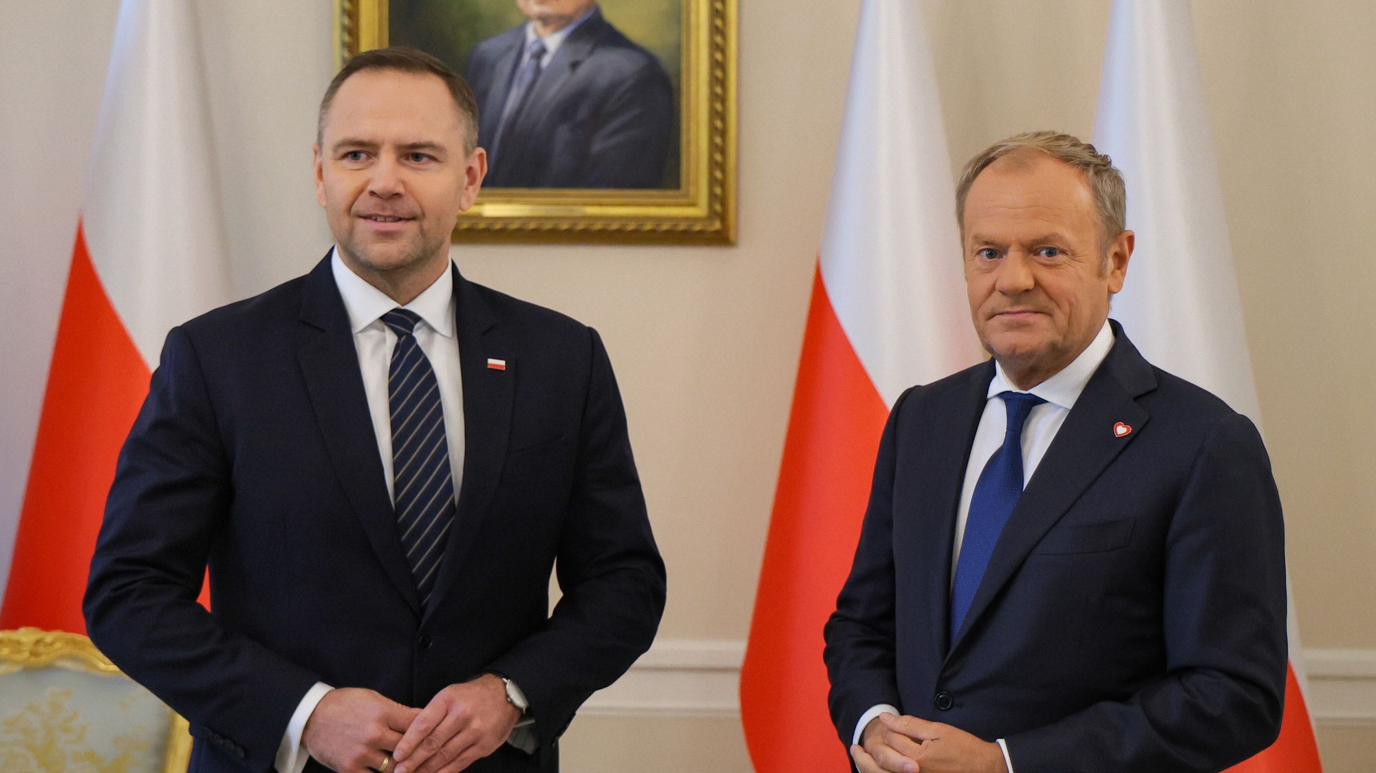 Poľský prezident Karol Nawrocki  (vľavo) a poľský premiér Donald Tusk.