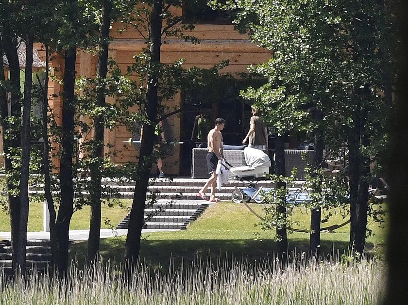 Anna i Robert Lewandowscy z córką na Mazurach