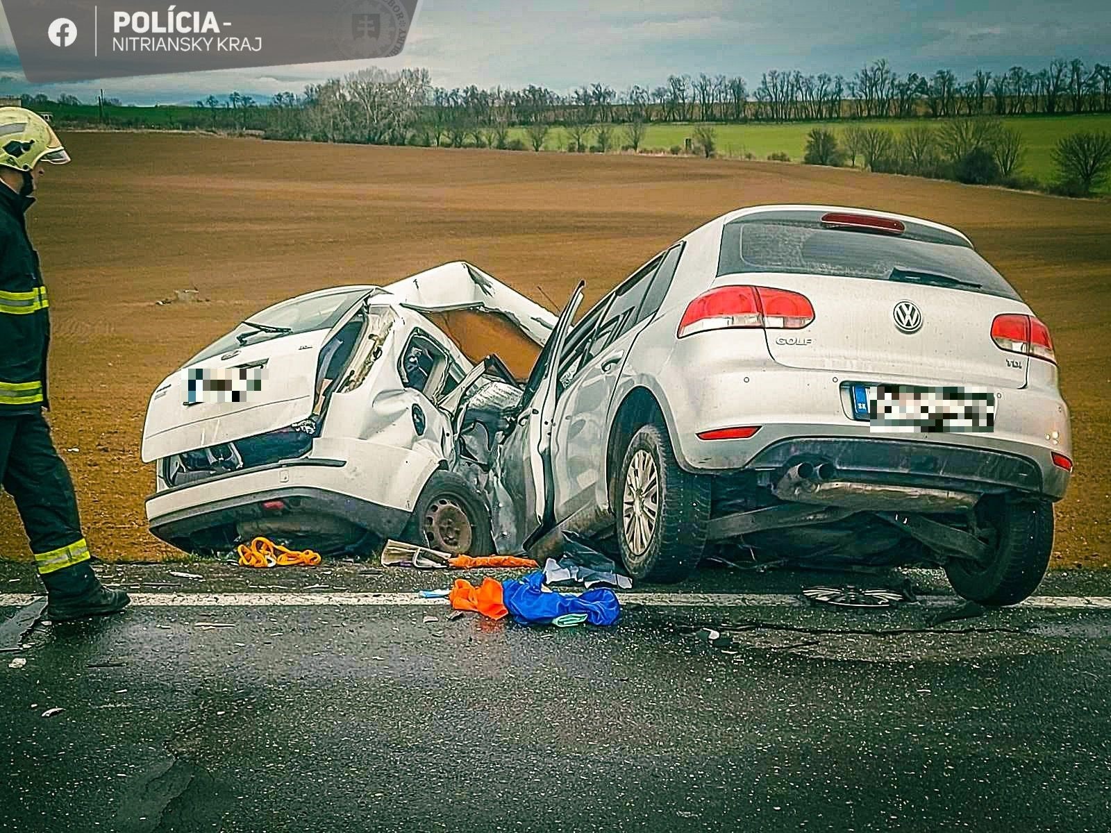 Vodička osobného motorového vozidla Ford Focus sa čelne zrazila s Volkswagenom Golf.