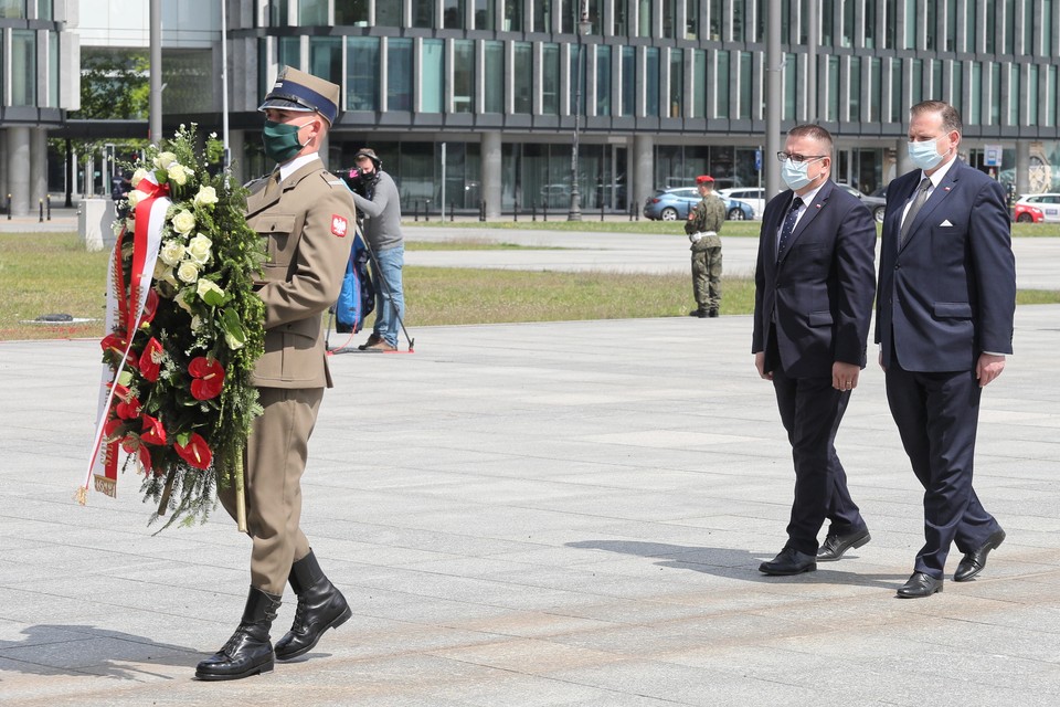 Szef Urzędu do Spraw Kombatantów i Osób Represjonowanych Jan Józef Kasprzyk i dyrektor Gabinetu Szefa UdsKiOR Wojciech Lesiak składają wieniec przed Grobem Nieznanego Żołnierza w Warszawie