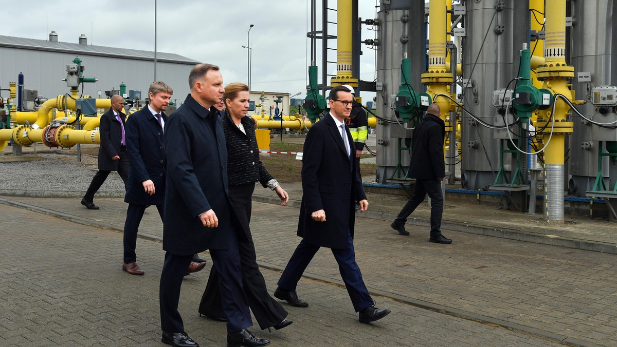 Prezydent Andrzej Duda, premier Danii Mette Frederiksen i premier Mateusz Morawiecki podczas uroczystości otwarcia gazociągu Baltic Pipe w Budnie k. Goleniowa