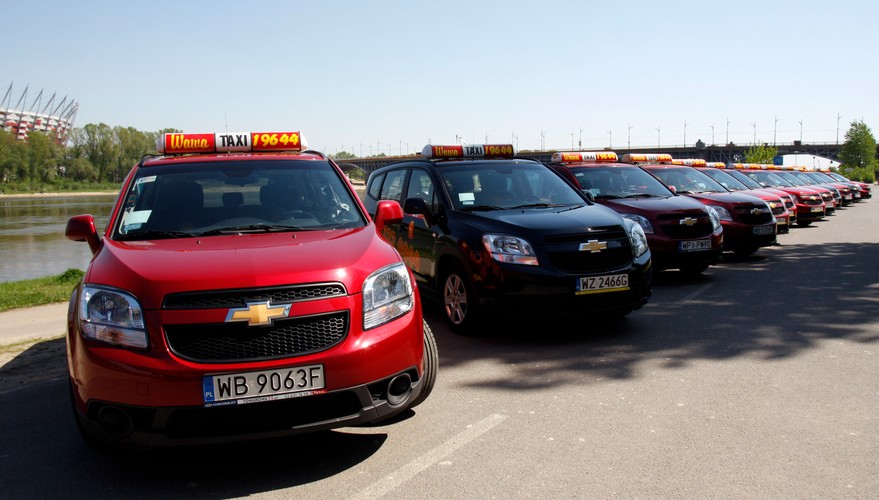 Z 'kogutem' TAXI krąży już po Warszawie kilkadziesiąt chevroletów orlando