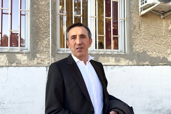 "Kažu da iza svakog uspešnog muškarca stoji uspešna žena - TO NIJE TAČNO" Žika Jakšić ostavio sve bez teksta u emisiji: "Žena ne treba da dosađuje"