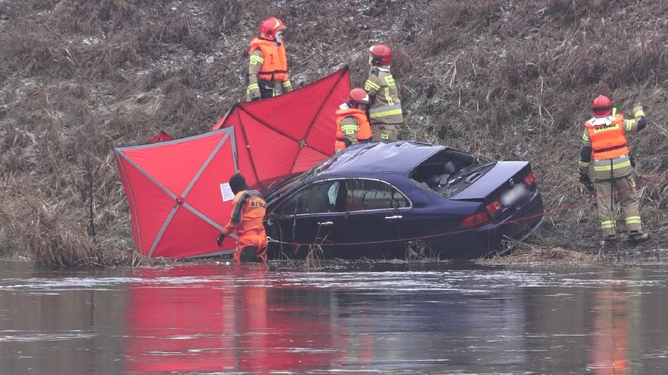 Osobowa honda wpadła do rzeki Warty