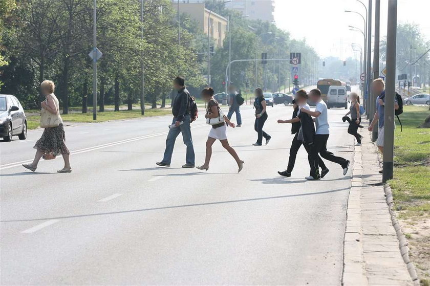 Ludzie przebiegaja przez ulicę