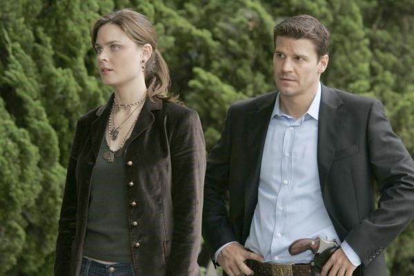 Emily Deschanel a David Boreanaz v seriáli Kosti. 