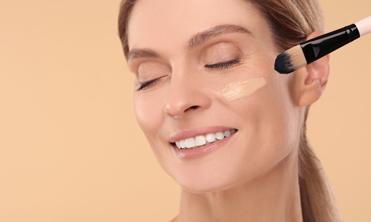 Ten podkład z jadem węża genialnie kryje i nie wchodzi w zmarszczki. Idealna cera cały dzień