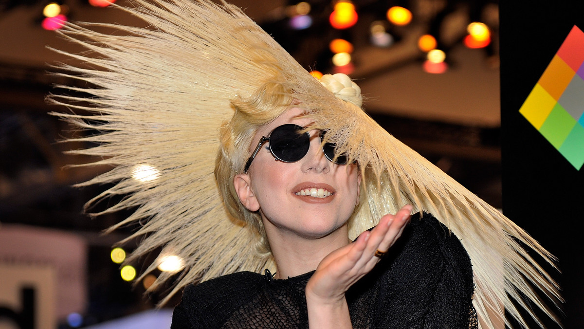 Lady Gaga w kapeluszu z włosów