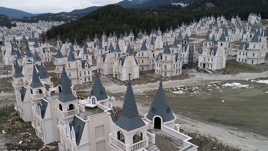 Mestečko s domčekmi na Disneyho štýl.
