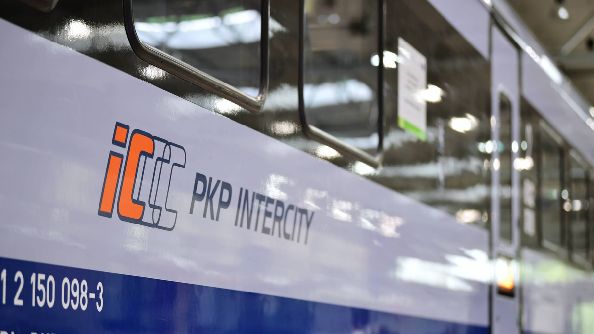 PKP Intercity to wiodąca spółka Grupy PKP odpowiedzialna za dalekobieżny transport pasażerski pociągów pospiesznych (TLK i InterCity) oraz ekspresowych (Express InterCity i Express InterCity Premium). Codziennie kursuje około 350 pociągów PKP Intercity, łączących głównie duże aglomeracje i mniejsze miasta w Polsce. Firma zapewnia również obsługę większości swojego taboru na trasach międzynarodowych do- i z Polski. 