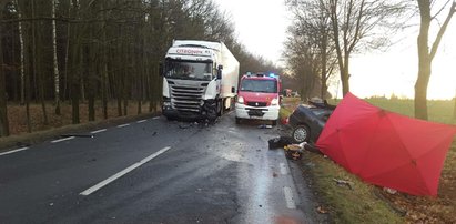 Małżeństwo wracało z pracy. Samochód uderzył w tira