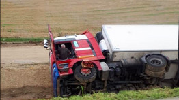 Egy hetet élt felborult kamionjában egy lengyel sofőr Borsodban – Összefogással sikerült talpra állítani a monstrumot