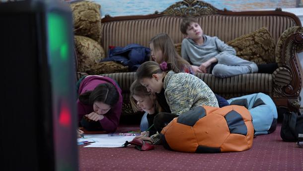Do Centrum Rehabilitacji Dzherelo  w Kijowie przyjeżdżają dzieci z różnych rejonów Ukrainy, głównie wschodnich, połowa z nich to sieroty i półsieroty