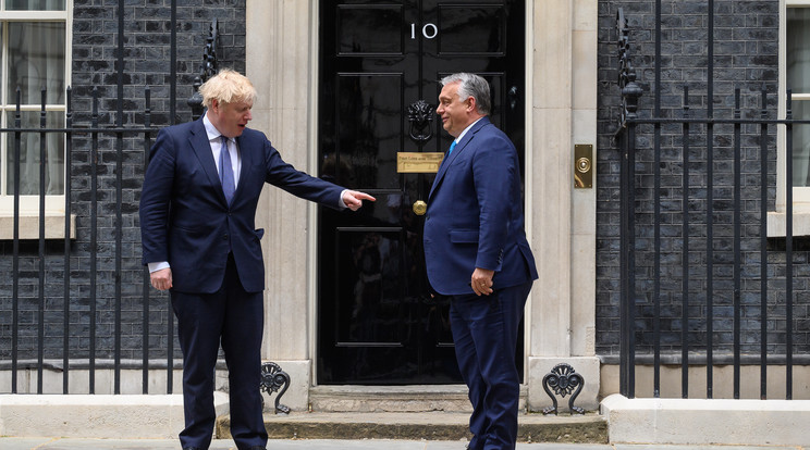 A fotón látszik, ahogy Boris Johnson egyenesen Orbán Viktor hasa irányába szegezi az ujját /Fotó: Gettyimages 