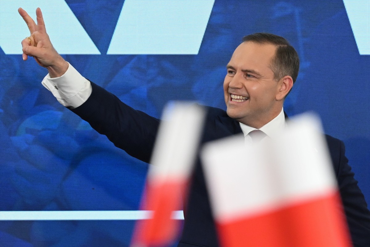 Gdańsk, 18.05.2025. Wybory prezydenta RP - I tura. Kandydat Komitetu Obywatelskiego, popierany przez Prawo i Sprawiedliwość prezes IPN Karol Nawrocki w swoim sztabie wyborczym w Gdańsku, 18 bm. Zakończyło się głosowanie w I turze wyborów prezydenta RP. (aldg) PAP/Adam Warżawa
