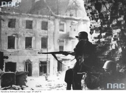 Tak upadało Powstanie Warszawskie. ZDJĘCIA z roku 1944