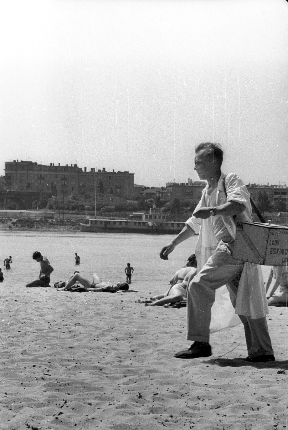 Warszawa, 1960. Plaza nad Wisłą; na zdjęciu sprzedawca lodów "Eskimos".