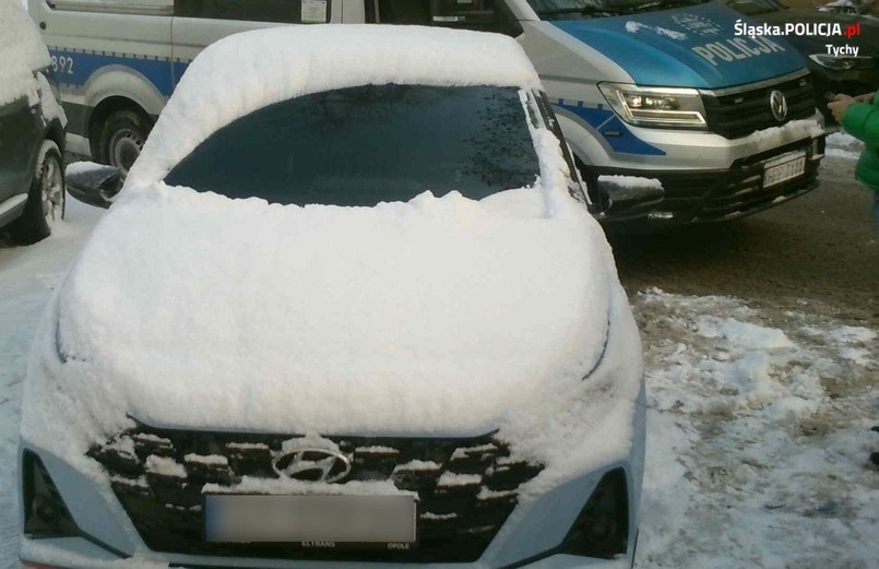 hyundai nieodśnieżony policja